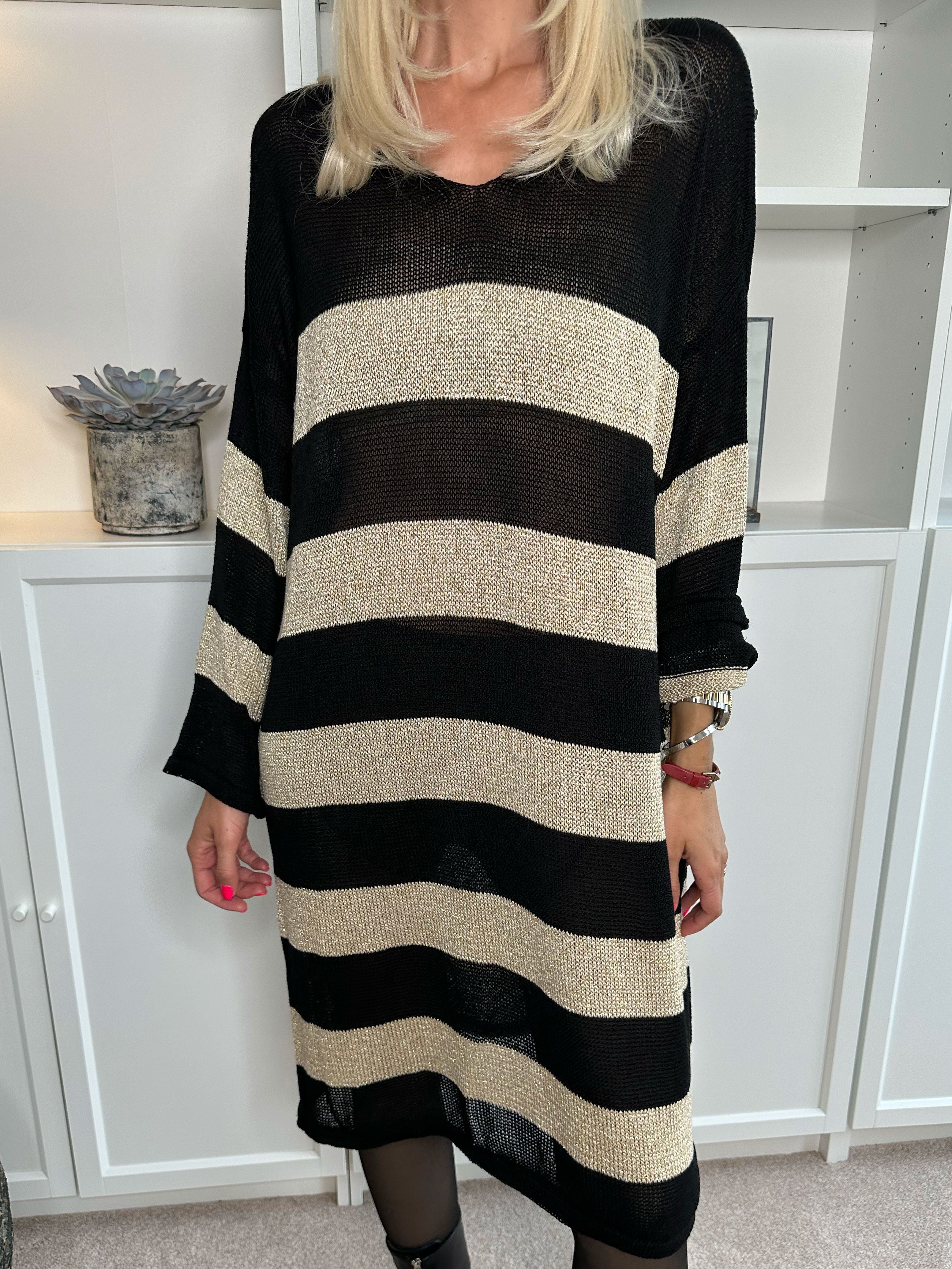 Dima Dress - Strikkjole i viskose med guld striber og v-hals